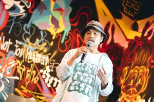 Nghệ sĩ và nhà sáng lập Art for Air Kamin Lertchaiprasert