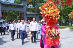 Đoàn đại biểu Ủy ban Bảo vệ Cách mạng Cuba tưởng niệm Chủ tịch Hồ Chí Minh