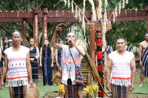Già làng K’Tiếu (giữa) được mệnh danh là kho từ điển về văn hóa của người Cơ Ho Srê