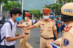 CSGT TPHCM đảm bảo an toàn giao thông cho các điểm thi, tuyến đường