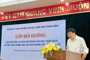 PGS, TS Nguyễn Thế Kỷ, Chủ tịch Hội đồng Lý luận, phê bình Văn học, Nghệ thuật Trung ương phát biểu khai mạc lớp bồi dưỡng. 