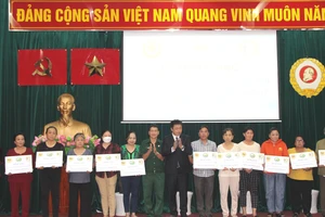 Trung tướng Hoàng Văn Nghĩa, Phó Chủ tịch Hội CCB TPHCM cùng đại diện gia đình CCB Lê Văn Kiểm trao sổ tiết kiệm tại buổi lễ 