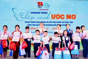 Trao 336 suất học bổng “Chắp cánh ước mơ” cho trẻ mồ côi do Covid-19