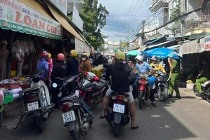 Nhiều người dân đến tìm bà N.T.L.C. (phường Phú Thủy, TP Phan Thiết), chủ dây hụi lớn tại thành phố