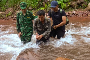 Lực lượng biên phòng bắt tội phạm ma túy (giữa) trong chuyên án DB622