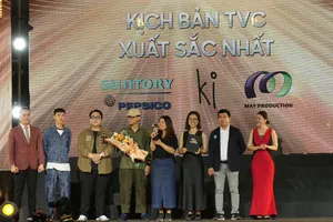 Đại diện ban tổ chức trao cho các đơn vị đạt giải