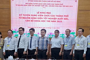 Các ứng viên và hội đồng tuyển dụng tại lễ khai mạc kỳ thi tuyển viên chức