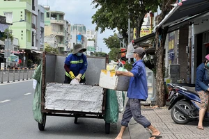 Thu gom rác sinh hoạt tại đường Phạm Văn Chí, quận 6, TPHCM