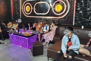 Bắt quả tang 11 nam, nữ phê ma túy trong phòng karaoke 