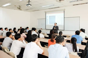 Một buổi học trong chương trình đào tạo Thạc sĩ Chính sách công hệ Điều hành cao cấp cho đội ngũ cán bộ TPHCM do Ban Tổ chức Thành ủy TPHCM phối hợp với Trường ĐH Kinh tế TPHCM tổ chức