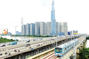 Chạy thử nghiệm tàu trên tuyến Metro số 1 (cầu Sài Gòn tiến về thành phố Thủ Đức). Ảnh: HOÀNG HÙNG