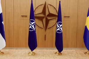 Cờ Thụy Điển bên cờ NATO. Ảnh: Reuters