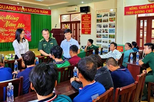 Lãnh đạo UBND TP Vũng Tàu và lực lượng biên phòng thăm hỏi, động viên các thuyền viên tàu cá bị nạn.