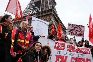 Tháp Eiffel đóng cửa ngày thứ 5 liên tiếp do đình công kéo dài