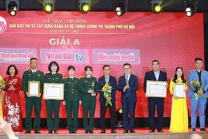 Phó Trưởng ban Tuyên giáo Trung ương Lê Quốc Minh và Phó Bí thư Thường trực Thành ủy Nguyễn Thị Tuyến trao giải cho các tác giả có tác phẩm đạt Giải A. Ảnh: VGP