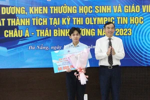 Đà Nẵng khen thưởng em Lê Ngọc Bảo Anh, học sinh lớp 12, Trường THPT chuyên Lê Quý Đôn đoạt huy chương đồng kỳ thi Olympic tin học châu Á - Thái Bình Dương năm 2023. Ảnh: XUÂN QUỲNH