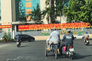 Xe máy đẩy xe ba gác