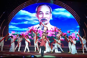 NSND Tạ Minh Tâm biểu diễn bài hát "Người là niềm tin tất thắng". Ảnh: HOÀNG HÙNG