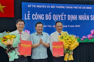 Giám đốc Sở TNMT Nguyễn Toàn Thắng trao quyết định cho ông Nguyễn Lê Tuân (trái) và Nguyễn Thanh Bình 