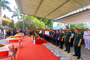 Nguyên Chủ tịch nước Trương Tấn Sang và các đại biểu thành kính dâng hương, dâng hoa tri ân, tưởng niệm các anh hùng liệt sĩ