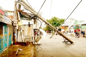 Lốc xoáy kèm mưa lớn làm gãy trụ điện, tốc mái nhiều căn nhà tại xã Phong Hòa, huyện Lai Vung