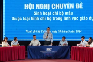 Sinh hoạt chi bộ mẫu thuộc loại hình chi bộ trong lĩnh vực giáo dục. Ảnh: PHƯƠNG UYÊN