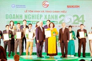 Phó Chủ tịch UBND TPHCM Võ Văn Hoan và Chủ tịch HUBA Nguyễn Ngọc Hòa trao giải thưởng "Doanh nghiệp Xanh TPHCM" năm 2024 đến đại diện doanh nghiệp