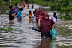 Người dân sơ tán khỏi vùng ngập lụt sau những trận mưa lớn tại Narathiwat, Thái Lan. Ảnh: Getty Images/TTXVN