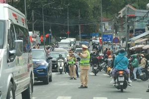 Lực lượng Cảnh sát giao thông điều tiết phương tiện hướng từ đèo Tà Nung vào trung tâm TP Đà Lạt trong chiều 1-9