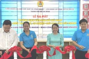 Các đại biểu cắt băng khánh thành Không gian Văn hóa Hồ Chí Minh và tìm hiểu thân thế, sự nghiệp Chủ tịch Tôn Đức Thắng tại Nhà lưu trú công nhân Khu công nghiệp Hiệp Phước