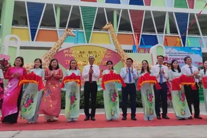 Phó Chủ tịch UBND TPHCM Võ Văn Hoan (thứ 6 từ trái vào) cùng lãnh đạo TP Thủ Đức cắt băng khánh thành và khai giảng năm học mới 2024-2025 Trường Mầm non Sen Hồng 3 (ẢNH QUANg HUY)