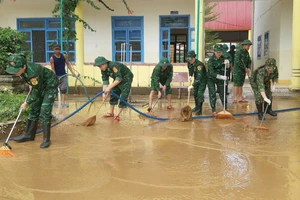 Cán bộ, chiến sĩ Bộ đội Biên phòng tỉnh Quảng Bình tham gia vệ sinh trường học sau lũ tại huyện Lệ Thủy