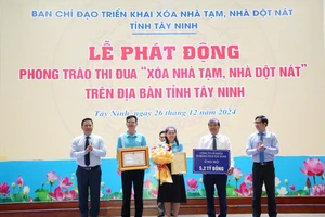 Công ty Cổ phần xi măng Fico Tây Ninh ủng hộ Chương trình xóa nhà tạm, nhà dột nát tỉnh Tây Ninh 5,2 tỷ đồng. Ảnh: TTXVN