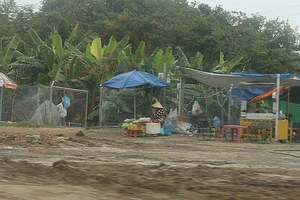 Họp chợ trên hành lang đường cao tốc