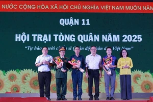 Phó Bí thư Thường trực quận ủy quận 11 Trần Hải Yến ân cần thăm hỏi, động viên các tân binh