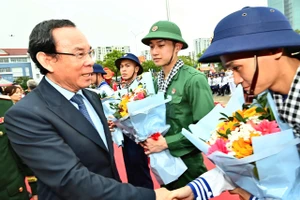 Bí thư Thành uỷ TPHCM Nguyễn Văn Nên thăm hỏi, động viên tân binh lên đường nhập ngũ. Ảnh: VIỆT DŨNG