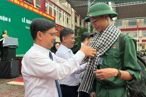 Trưởng ban Tuyên giáo và Dân vận Thành ủy TPHCM Nguyễn Mạnh Cường động viên tinh thần các thanh niên lên đường nhập ngũ