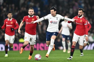 Cầu thủ Son Heung-min (áo trắng, CLB Tottenham) nỗ lực vượt qua các cầu thủ CLB Man.United trong một trận đấu trước đây