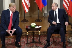 Tổng thống Liên bang Nga Vladimir Putin (phải) và người đồng cấp Mỹ Donald Trump trong cuộc gặp tại Helsinki, Phần Lan ngày 16-7-2018. Ảnh: THX/TTXVN