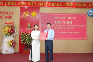 Ủy viên dự khuyết Trung ương Đảng, Bí thư Tỉnh ủy Bình Phước Tôn Ngọc Hạnh trao quyết định cho đồng chí Đặng Hà Giang