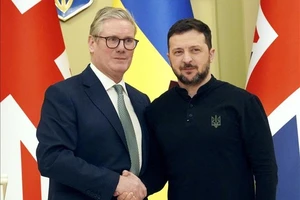 Thủ tướng Anh Keir Starmer (trái) trong cuộc gặp Tổng thống Ukraine Volodymyr Zelensky tại Kyiv ngày 16-1-2025. Ảnh: Kyodo/TTXVN