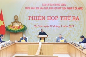 Thủ tướng Phạm Minh Chính chủ trì và phát biểu tại phiên họp lần thứ 3 của Ban Chỉ đạo Trung ương triển khai xóa nhà tạm, nhà dột nát trên phạm vi cả nước, chiều 10-3. Ảnh: VIẾT CHUNG