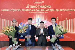 Ông Nguyễn Đức Thụy, Chủ tịch HĐQT LPBank (thứ 2 từ phải sang) tặng hoa chúc mừng Huấn luyện viên Kim Sang Sik cùng các cầu thủ Hoàng Đức, Đinh Thanh Bình