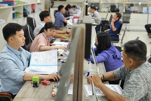 Hà Nội hỗ trợ 5 triệu đồng/người/tháng cho công chức ở bộ phận hành chính công