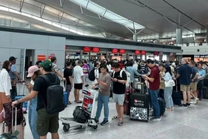 Đi lại dịp lễ: Sân bay, bến xe tấp nập người