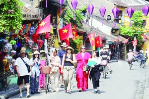 Du khách nước ngoài tham quan phố cổ Hội An. Ảnh: NGUYỄN CƯỜNG