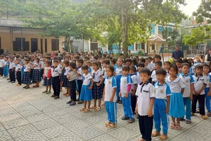 Học sinh huyện miền núi Sơn Tây, tỉnh Quảng Ngãi. Ảnh: NGUYỄN TRANG