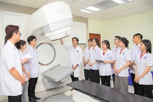 Sinh viên ngành Vật lý y khoa (Trường Đại học Nguyễn Tất Thành) trong giờ thực hành vận hành và sử dụng thiết bị y khoa