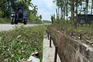 Tuyến đường bê tông nông thôn xã Tam Xuân 2 (huyện Núi Thành, tỉnh Quảng Nam) thi công dở dang để lộ dãy cọc sắt gây nguy hiểm cho người tham gia giao thông. 