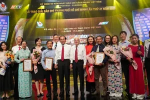 Các phóng viên Báo SGGP đoạt Giải Báo chí TPHCM lần thứ 41 chụp ảnh lưu niệm cùng lãnh đạo TPHCM. Ảnh: HOÀNG HÙNG